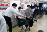 備蓄米を買い求める客ら＝８日、鹿児島市のサンキュー新栄店