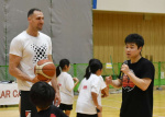 子どもたちにバスケを教えるパブロ・アギラール選手（中央左）と又吉佑コーチ＝５月３１日、鹿屋市白水町の鹿屋体育大学