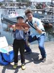 大物賞に輝いた山本旭さん（左）＝霧島市隼人町真孝の隼人港