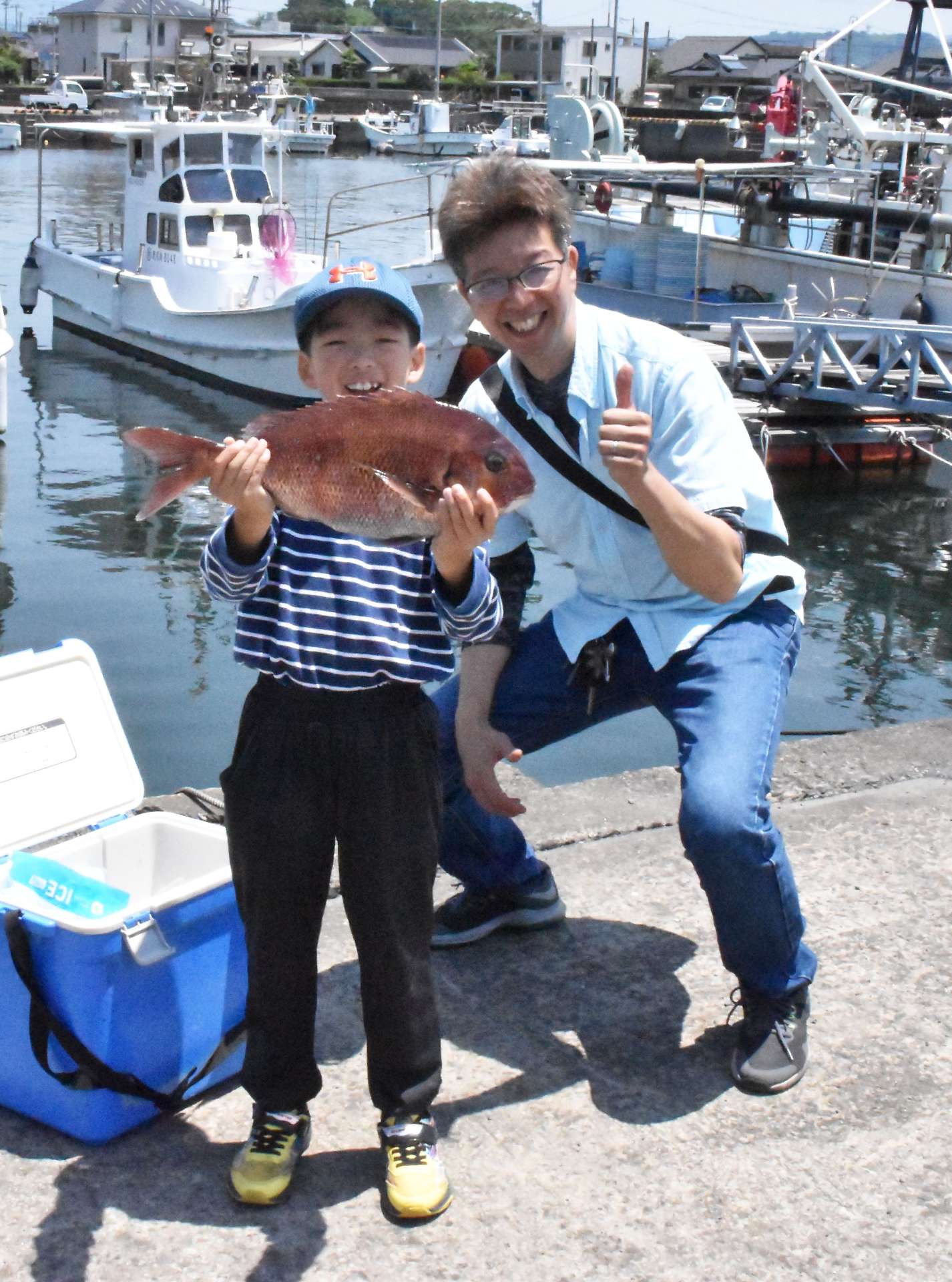 大物賞に輝いた山本旭さん（左）＝霧島市隼人町真孝の隼人港