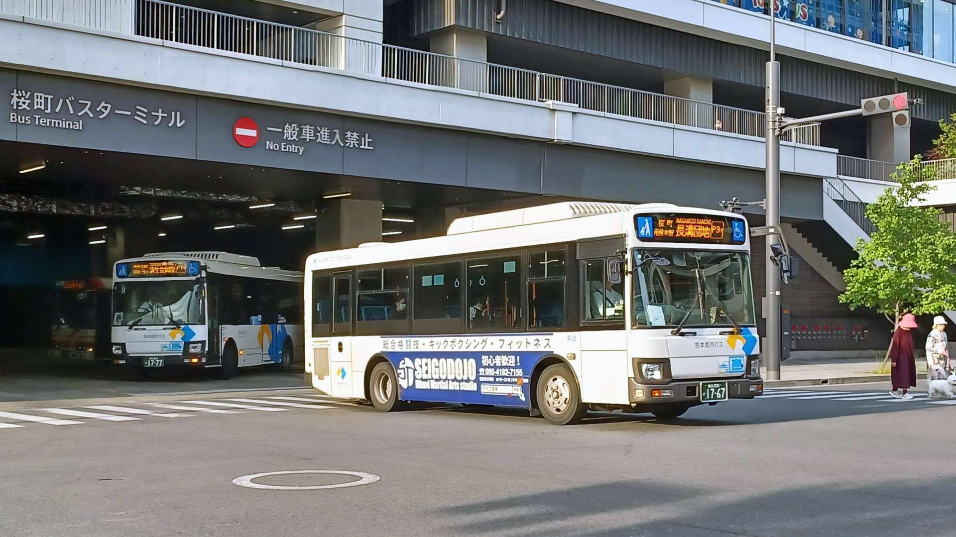 熊本市中心部にある桜町バスターミナル。共同経営による見直し路線を含め多くの便が発着する＝４月３０日、熊本市中央区桜町