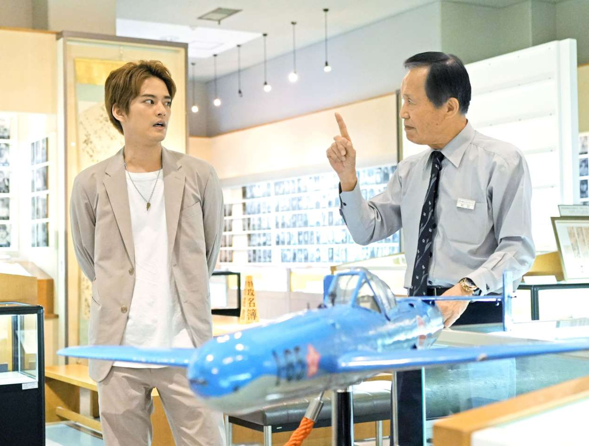特攻にまつわる模型や史料を見学する俳優の中山優馬さん（左）＝５日、鹿屋市の鹿屋航空基地史料館