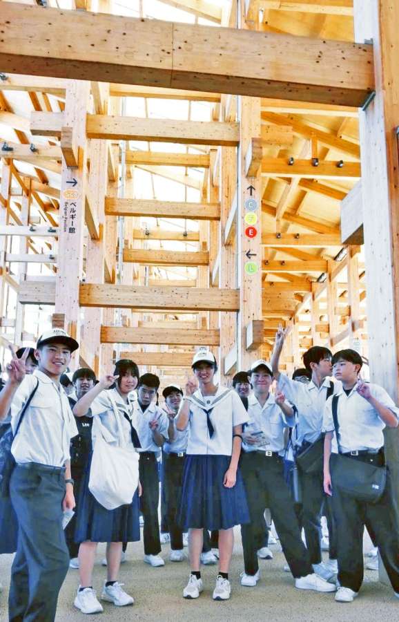 大屋根リングで記念撮影する出水中学校の生徒たち＝大阪市（同校提供）