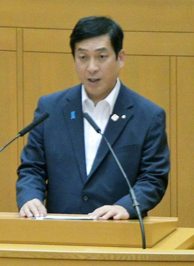 県公安委員の選出過程について議員の質問に答える塩田康一知事＝９日、県議会