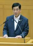 県公安委員の選出過程について議員の質問に答える塩田康一知事＝９日、県議会