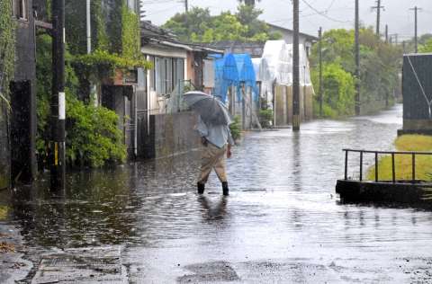 〈関連〉大雨で冠水した道路＝９日午後、指宿市十町