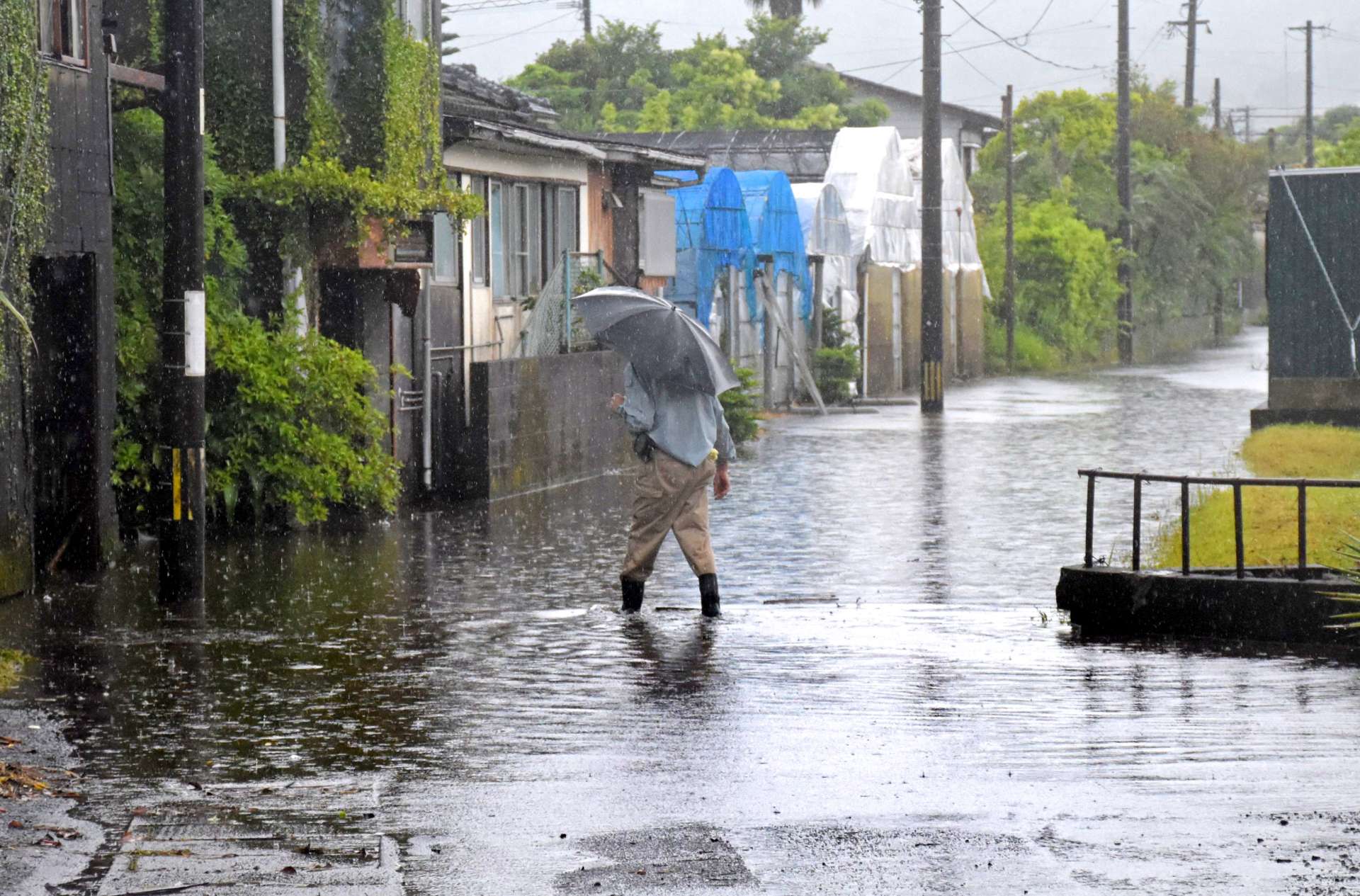 〈関連〉大雨で冠水した道路＝９日午後、指宿市十町