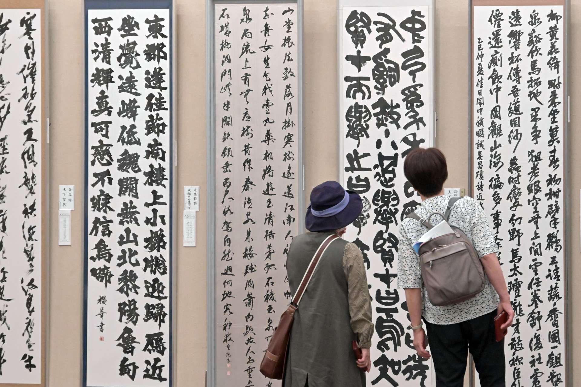 さまざまな書体の作品がが並ぶ会場＝１０日、鹿児島市の黎明館