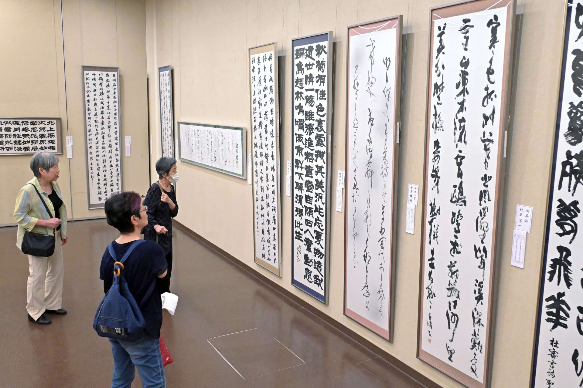 さまざまな書体の作品がが並ぶ会場＝１０日、鹿児島市の黎明館
