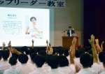生徒に質問しながら講演する藏丸竜彦さん（右奥）＝２日、肝付町の楠隼中高一貫校