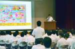 生徒の質問に答える藏丸竜彦さん（奥）＝２日、肝付町の楠隼中高一貫校