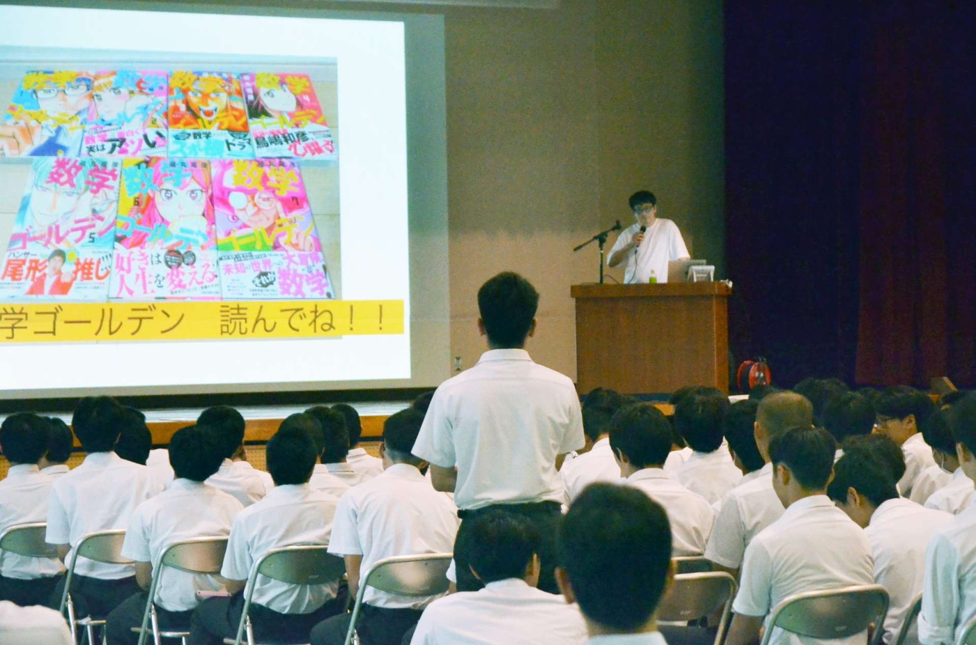 生徒の質問に答える藏丸竜彦さん（奥）＝２日、肝付町の楠隼中高一貫校