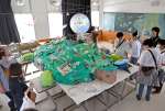 海洋ごみで飾ったウミガメのオブジェを見学する来場者＝７日、南さつま市の加世田高校