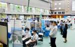 担当者から説明を受ける高校生＝１０日、鹿児島市五ケ別府町の鹿児島実業高校