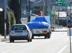 約４キロ離れた埋却地へ殺処分鶏などを運ぶトラック＝２０２４年１１月２３日、出水市