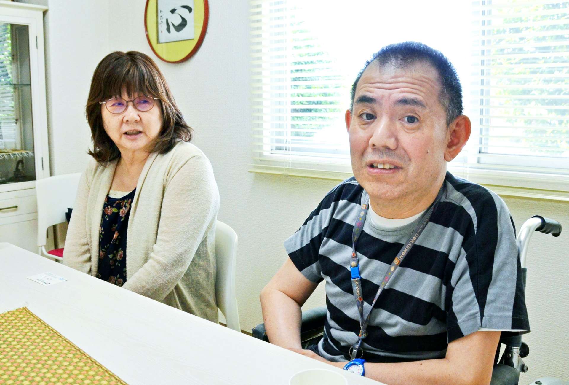 きょうだいで講演に招かれることもある大戸迫智さん（右）と姉の坂本みゆきさん。「水俣病はまだ終わっていないということを伝えたい」と話す＝熊本県宇城市の熊本県くすのき園