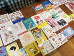 ユースカフェに並ぶ性や身体について学べる本＝５月２４日、鹿児島市上之園町のＮＡＧＡＹＡタワー２階