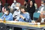 水俣病の懇談会で意見を述べる坂本みゆきさん（中央）。左は弟の大戸迫智さん＝４月３０日、熊本県水俣市の水俣病情報センター