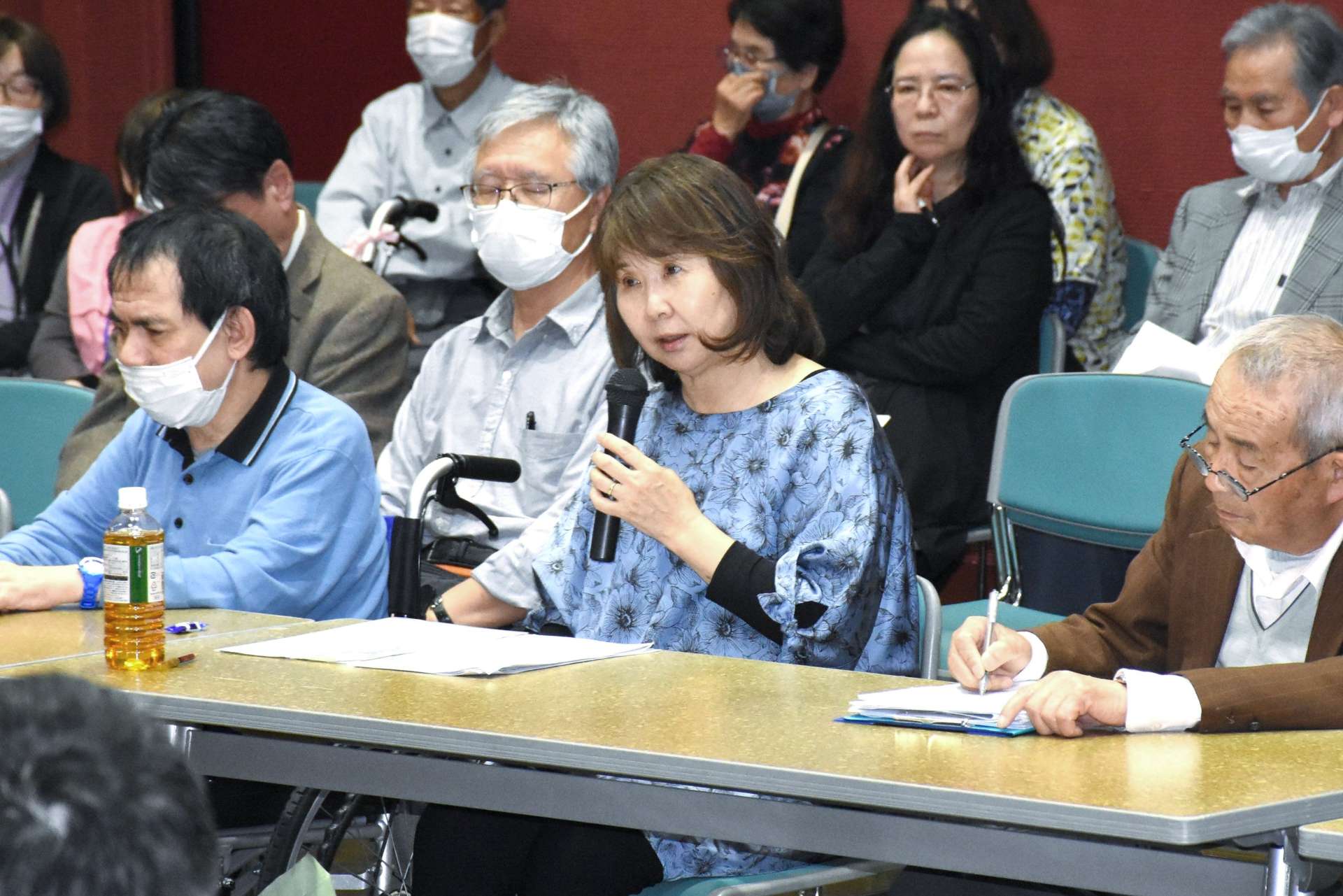 水俣病の懇談会で意見を述べる坂本みゆきさん（中央）。左は弟の大戸迫智さん＝４月３０日、熊本県水俣市の水俣病情報センター