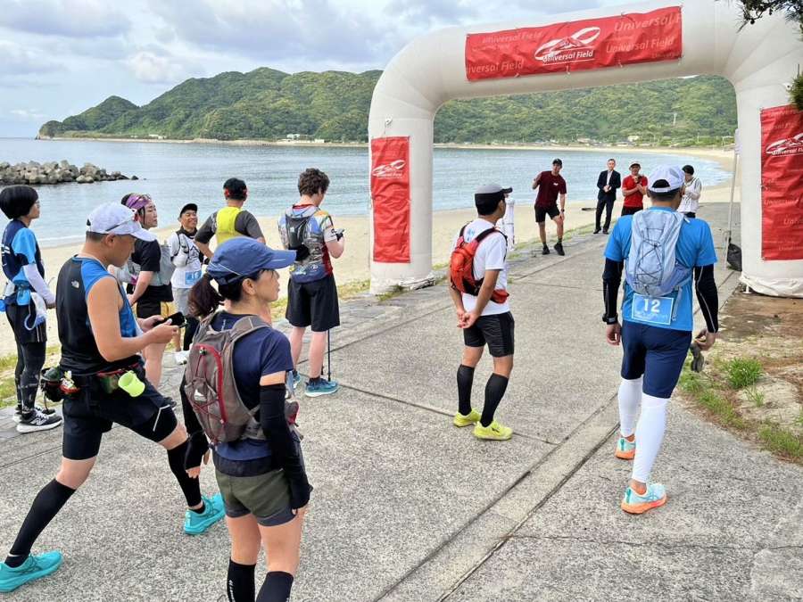 スタート地点で出発を待つ参加者たち＝５月１１日、薩摩川内市下甑の手打浜