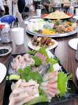地の魚の刺身がテーブルに並んだ前夜祭。レース前に推奨される（糖質を積極的にとる）カーボローディングを意識してか、たっぷりのパスタを盛り上げた一皿も＝５月１１日、薩摩川内市下甑の手打