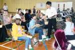 学校紹介クイズで交流する参加者＝２日、鹿屋市の高隈中学校