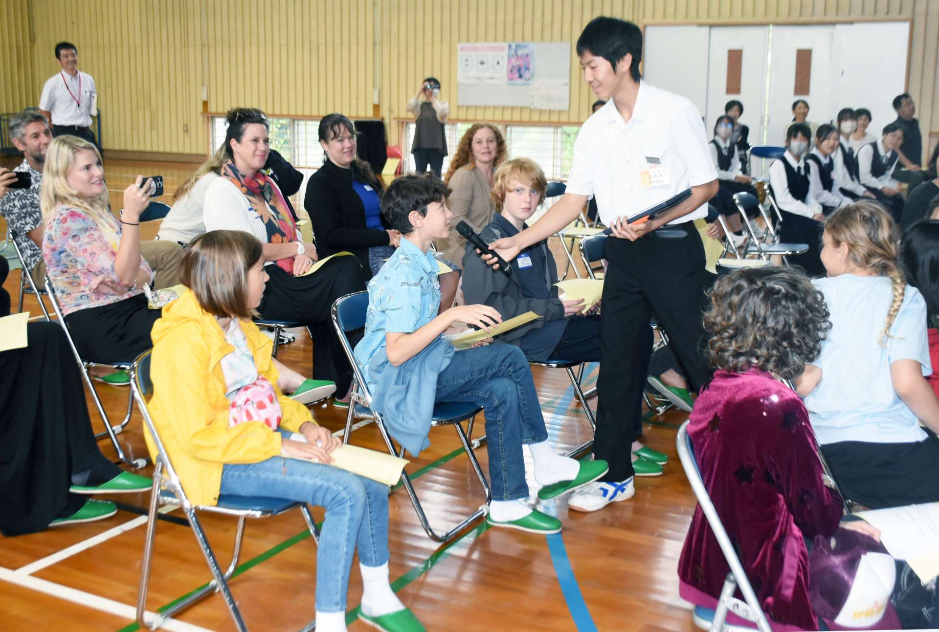 学校紹介クイズで交流する参加者＝２日、鹿屋市の高隈中学校