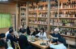焼酎を吟味しながら試飲を楽しむ参加者＝３日、南さつま市加世田の宮原ふれあい館