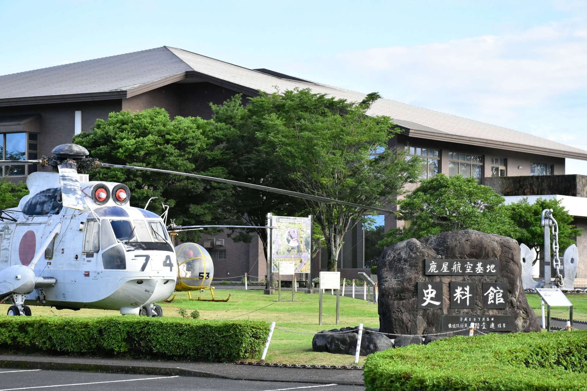 俳優らが訪れた鹿屋航空基地史料館＝１１日、鹿屋市西原３丁目