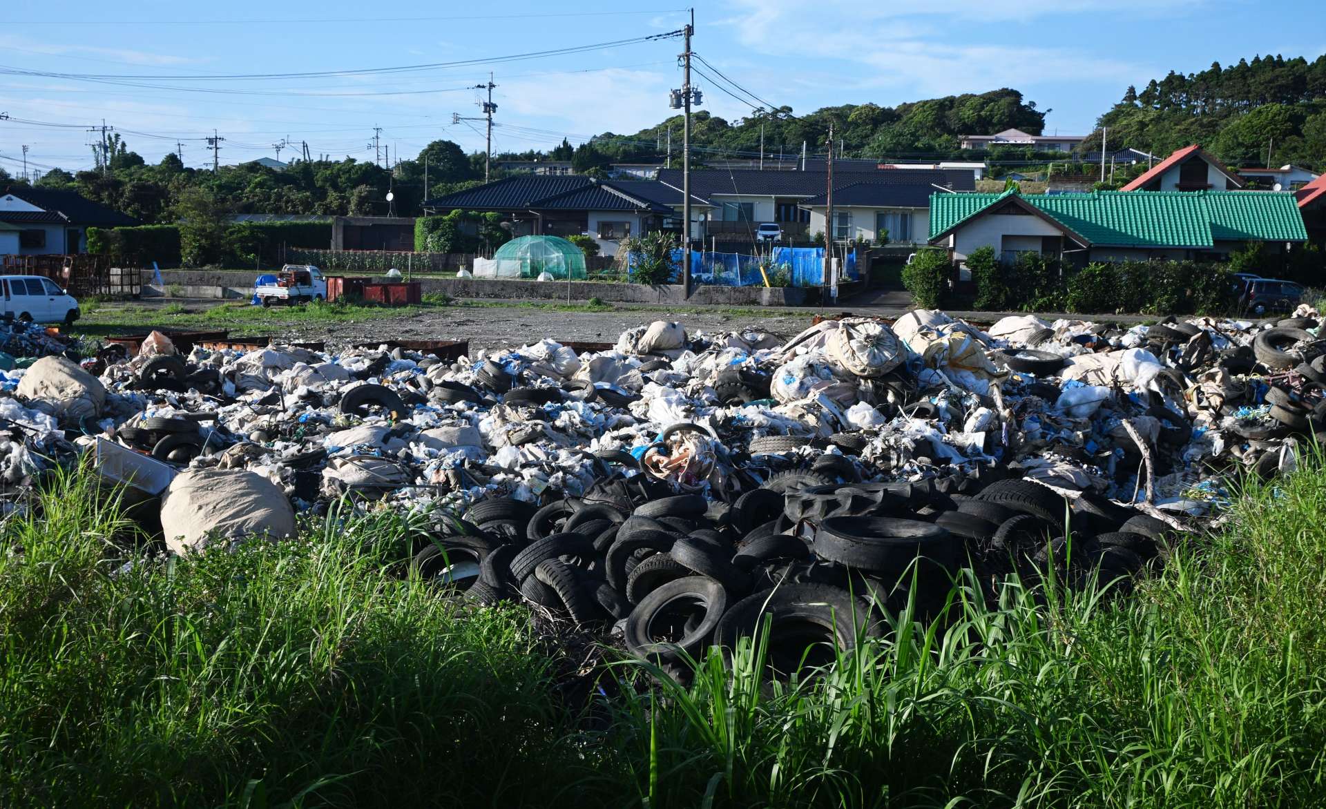 産廃が積み上がる現場＝１１日、南種子町中之上