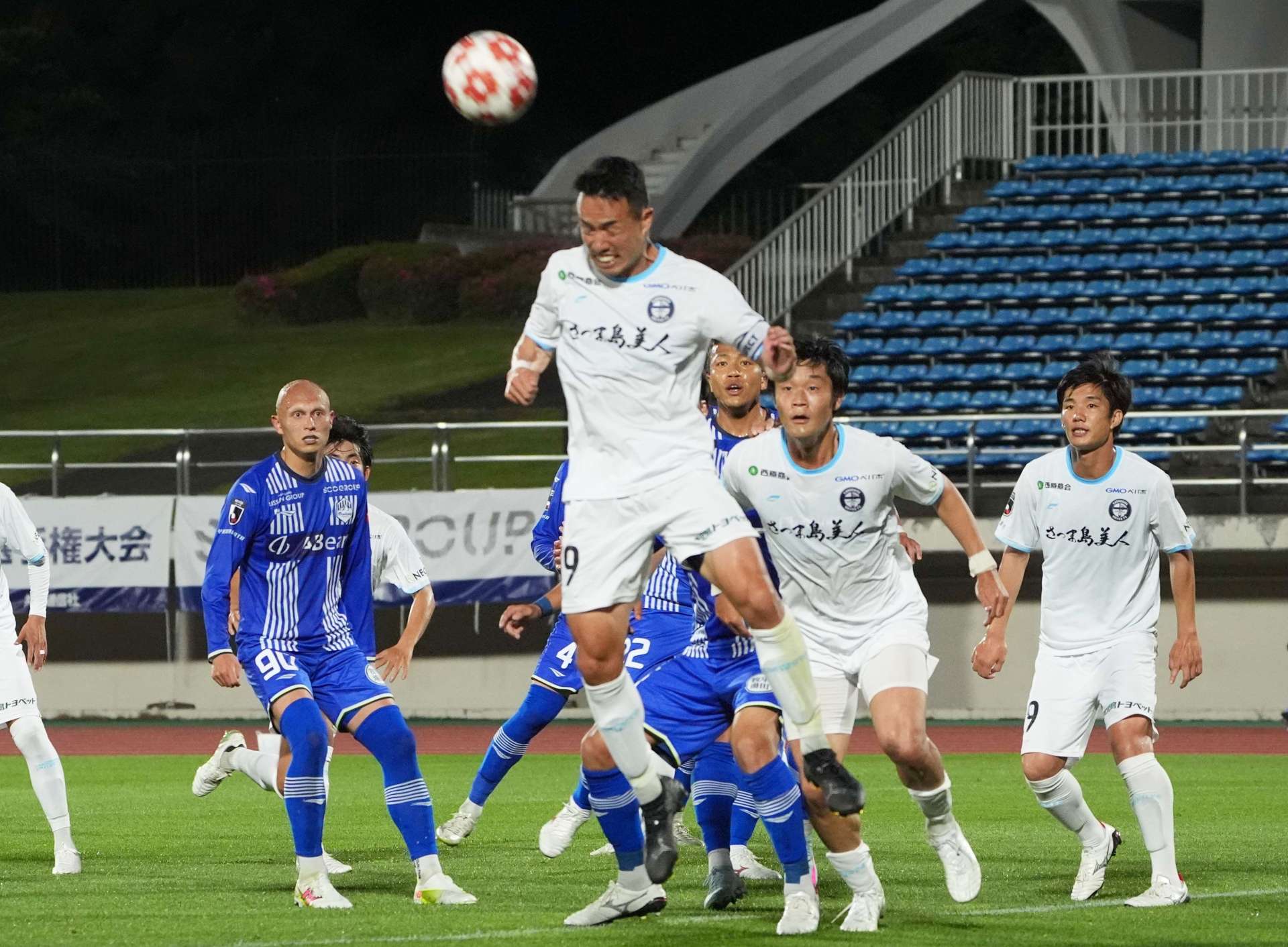 前半、相手コーナーキックを跳ね返す鹿児島ＵのＭＦ稲葉＝ＮＤソフトスタジアム山形