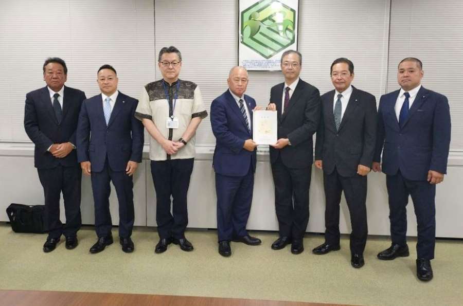 要望書を手渡した瀬戸内町の鎌田愛人町長（中央）＝９日、防衛省（同町提供）