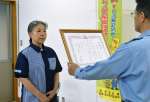 感謝状を贈られた北川佳子さん（左）＝垂水市田神の鹿屋警察署垂水幹部派出所