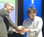 表彰式でトロフィーを受け取る遠矢良彦さん＝東京・千代田区