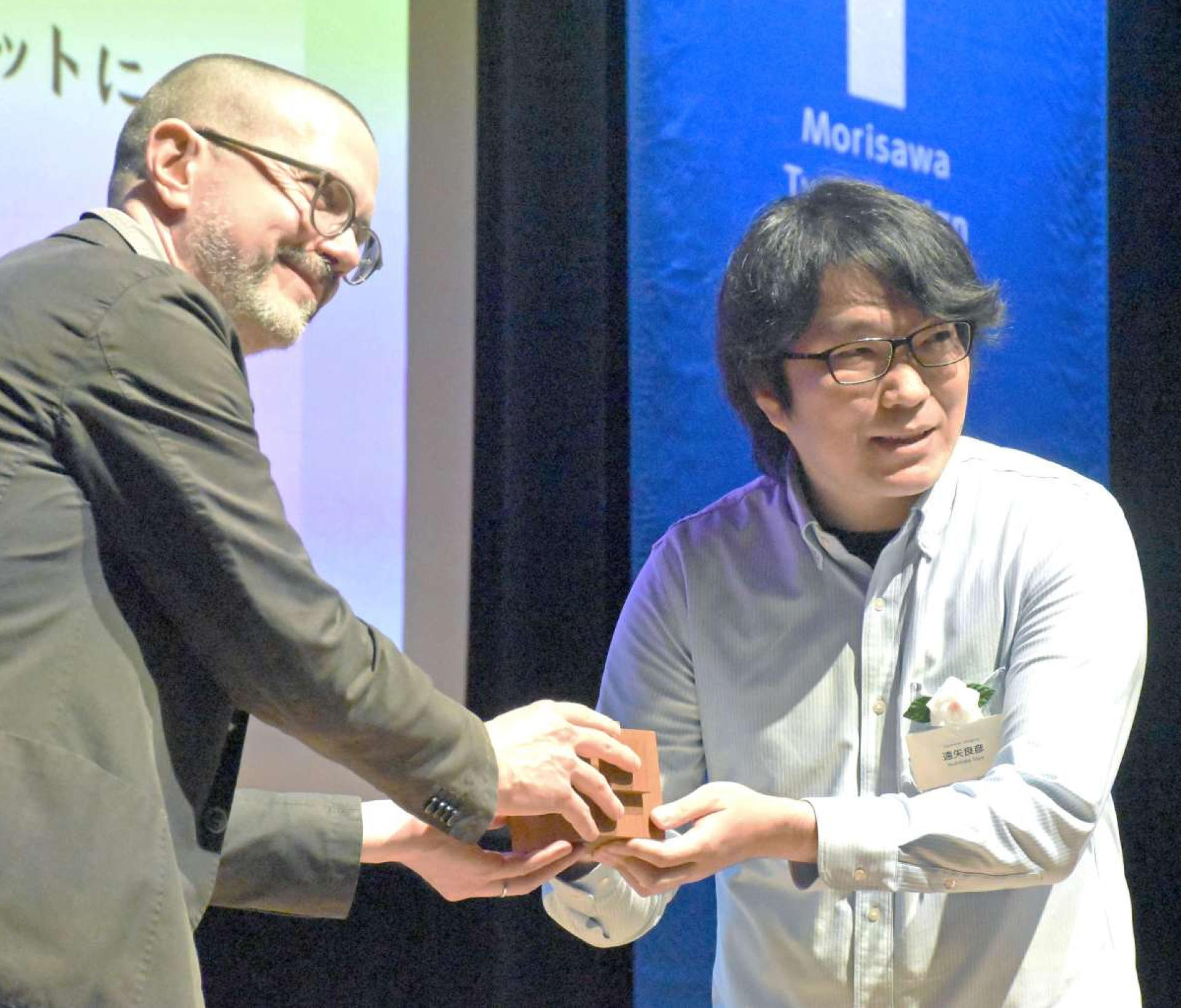 表彰式でトロフィーを受け取る遠矢良彦さん＝東京・千代田区