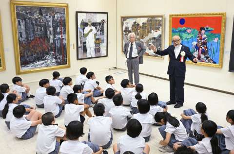 個性豊かな作品を鑑賞する名山小の児童たち＝１２日、鹿児島市立美術館