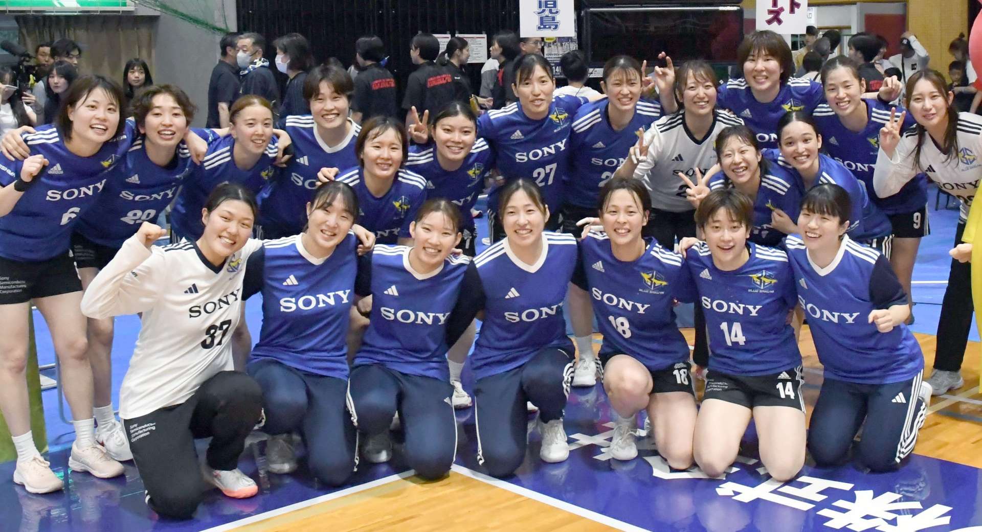 リーグＨのホーム最終戦で勝利し、笑顔を見せるブルーサクヤ鹿児島の選手たち＝桷志田体育館