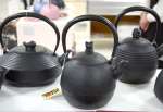 「東北６県味と技展」で並ぶ南部鉄器＝１２日、鹿児島市の山形屋