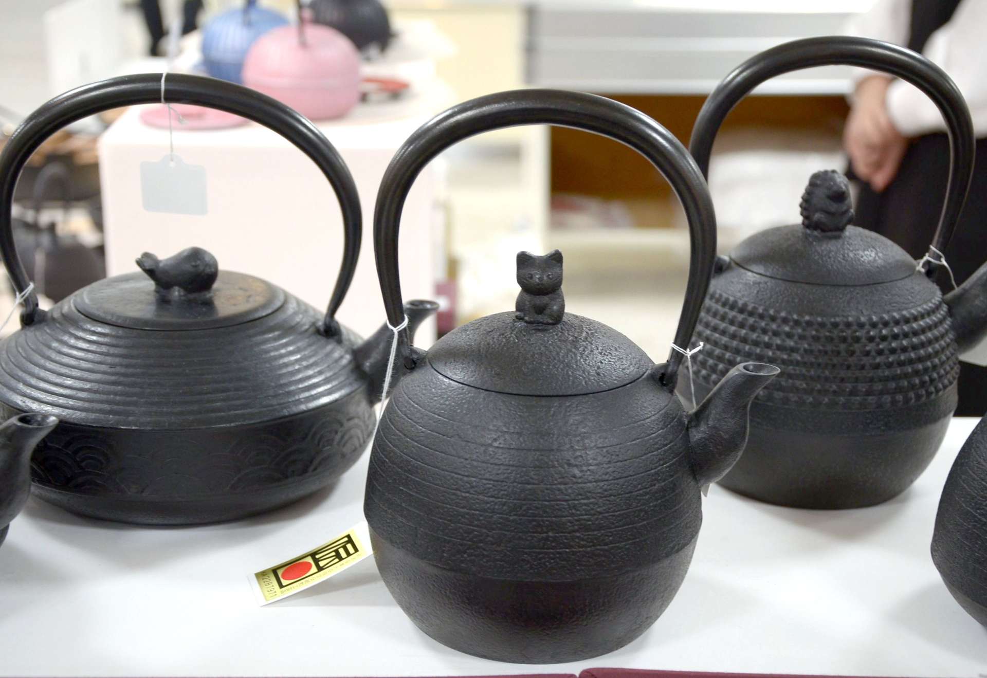 「東北６県味と技展」で並ぶ南部鉄器＝１２日、鹿児島市の山形屋