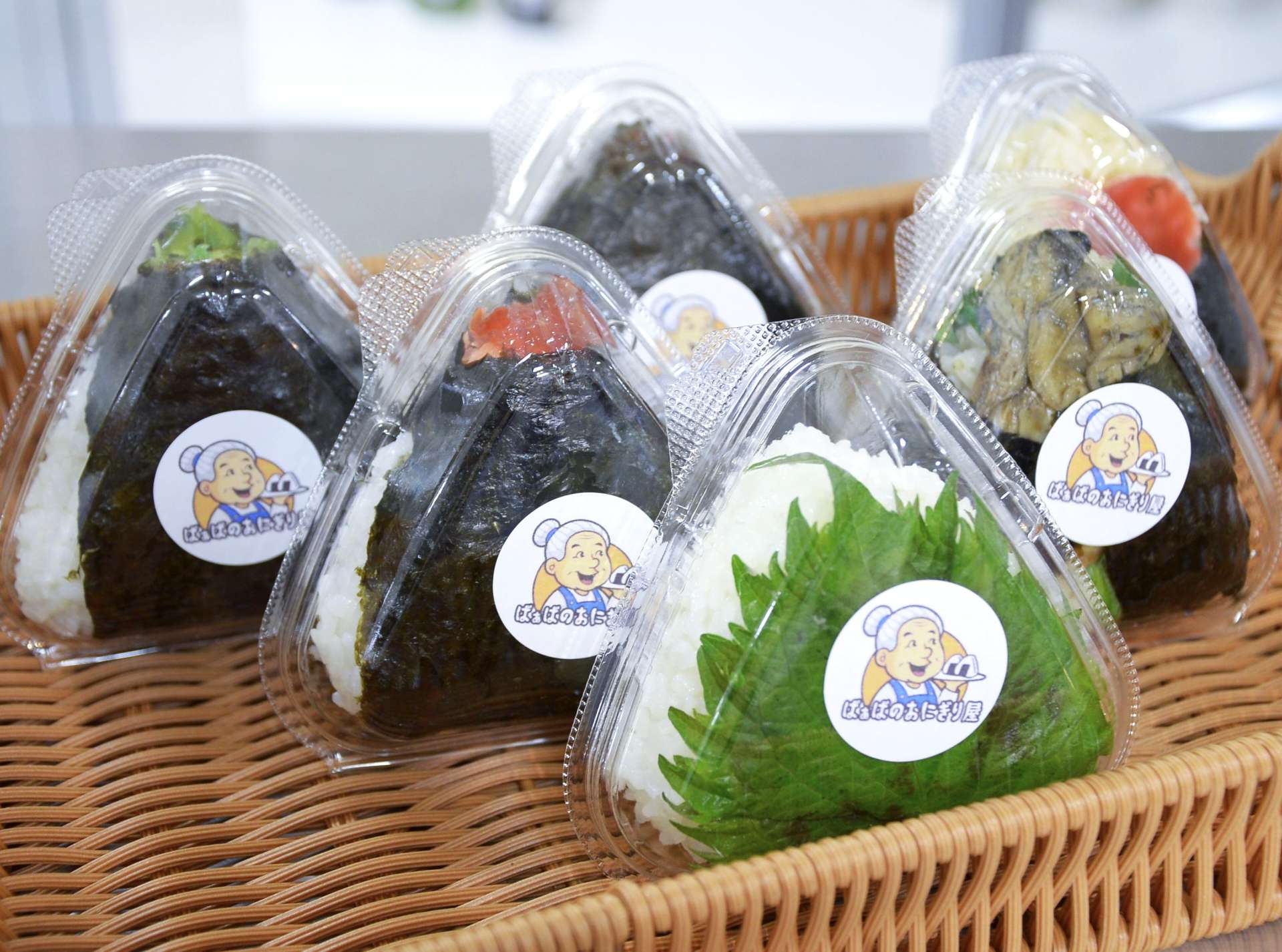 宮城県産米を使った西日本初出店のおにぎり＝１２日、鹿児島市の山形屋