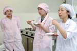 それぞれの味や食感を比べる学生ら＝１０日、鹿児島市の鹿児島女子短期大学