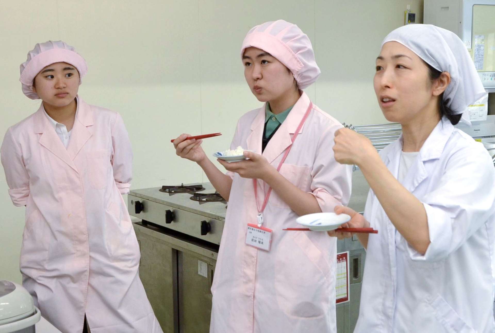 それぞれの味や食感を比べる学生ら＝１０日、鹿児島市の鹿児島女子短期大学
