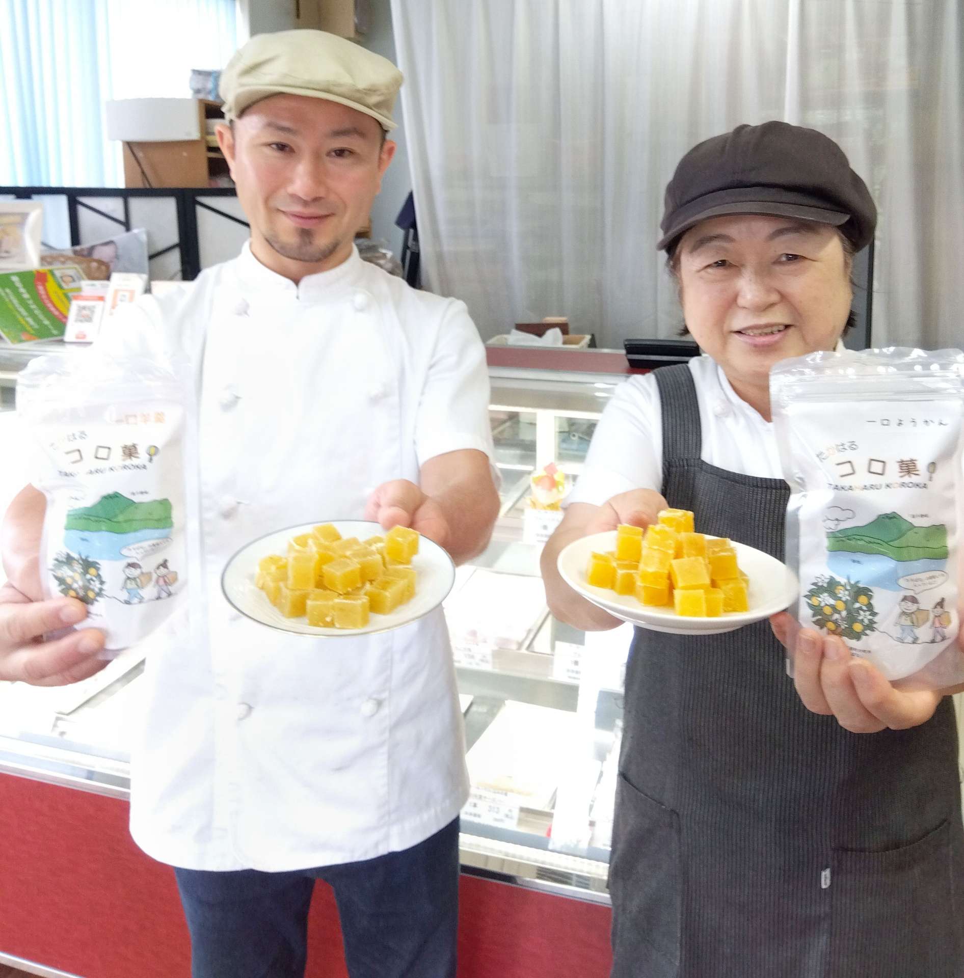 「たかはるコロ菓」をアピールするくるみの里の野村諭史代表（左）と母親の野村フミ代さん＝宮崎県高原町西麓