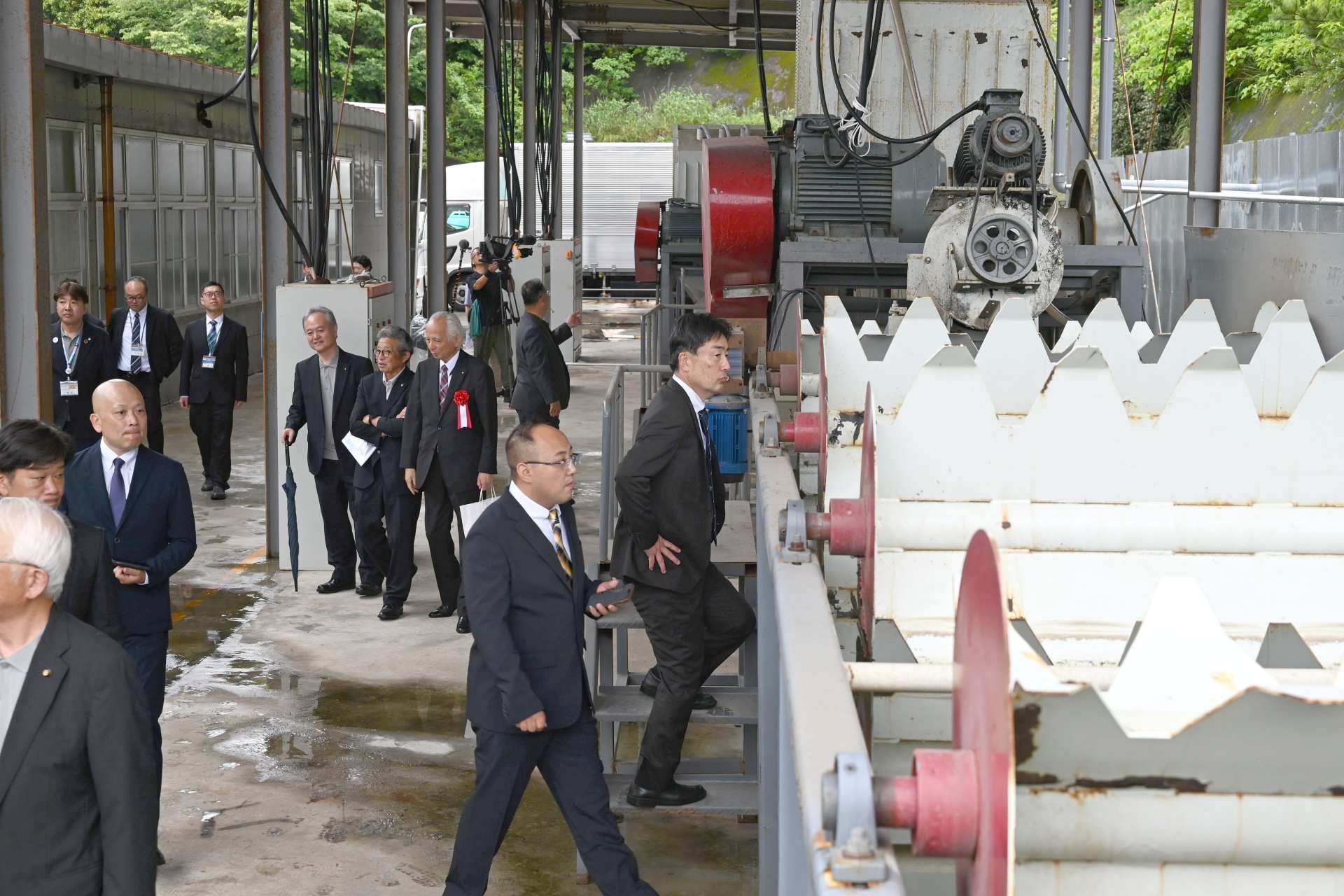 廃プラスチックの再資源化工場を見学する参加者＝１１日、南さつま市加世田宮原