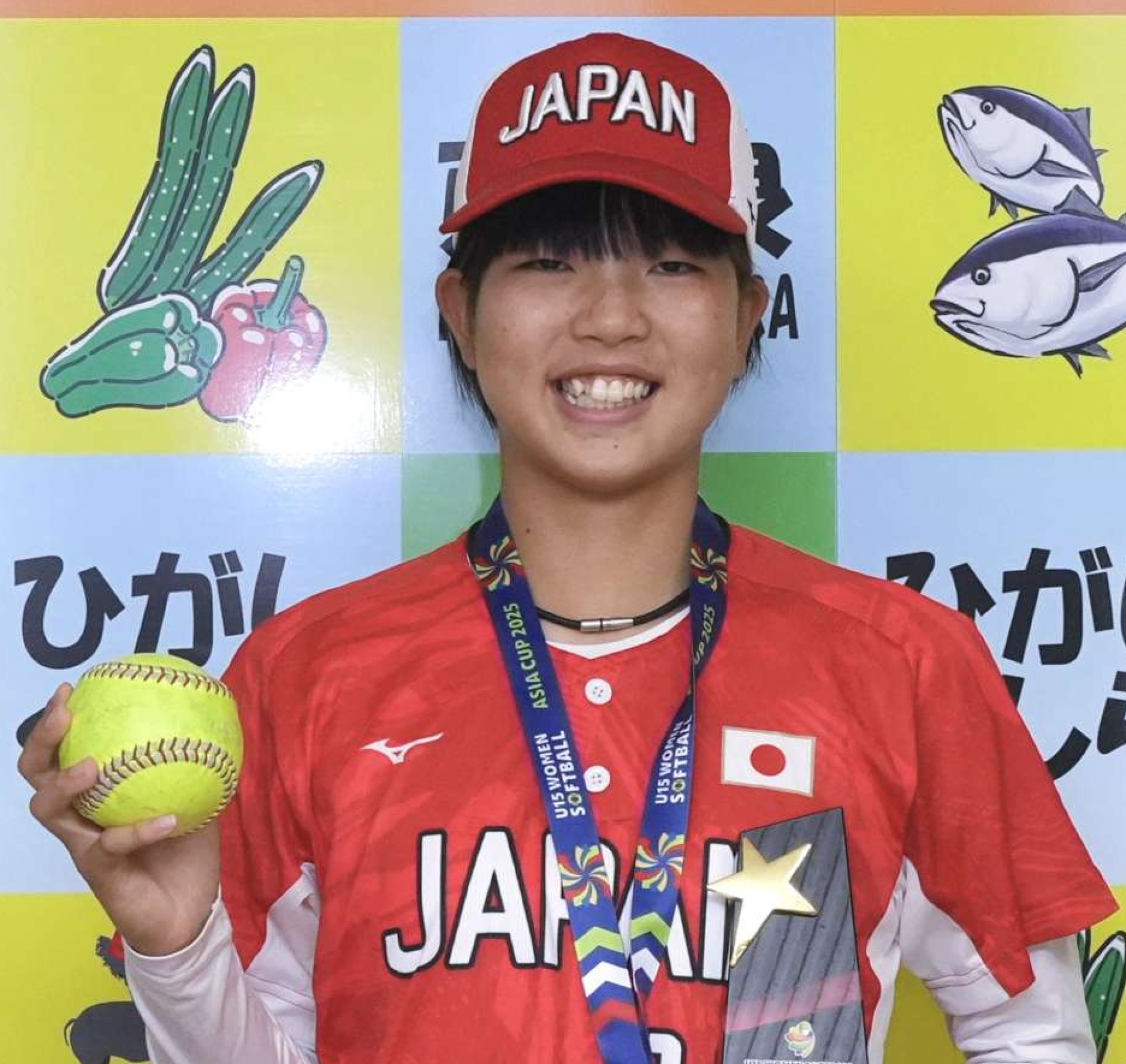 ソフトボールの女子Ｕ１５アジア・カップでの優勝を報告した永田藍さん＝東串良町役場
