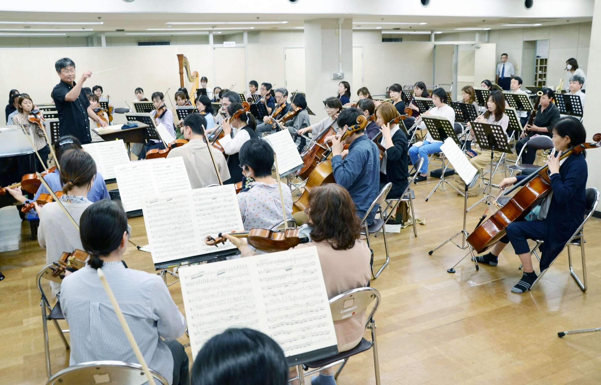 定期演奏会に向け練習に励む鹿児島交響楽団＝鹿児島市の宝山ホール
