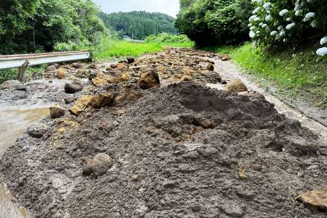 土砂が流入し通行できなくなった道路＝１０日、鹿屋市吾平町上名