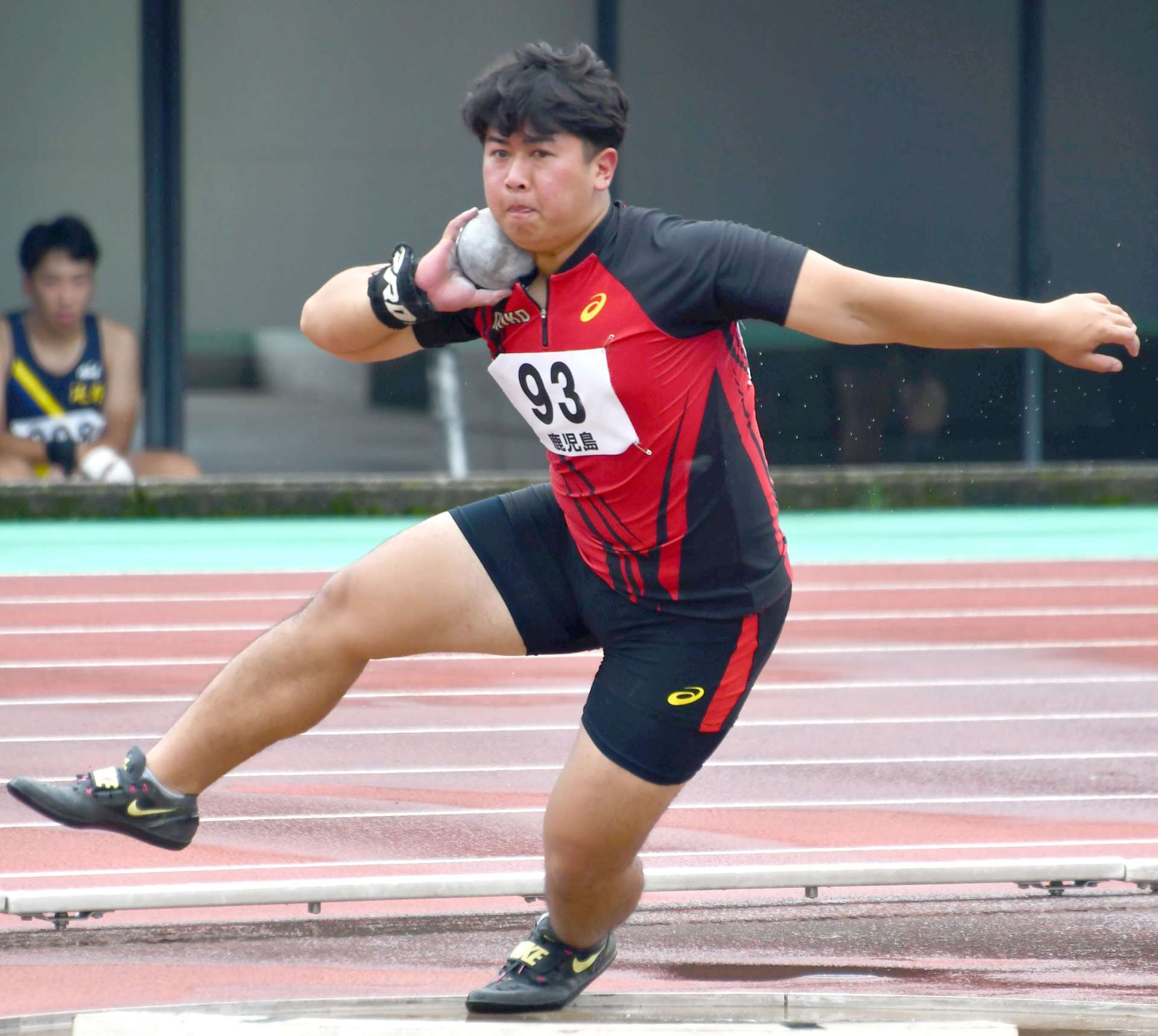 男子砲丸投げで優勝した福龍太郎（沖永良部）＝えがお健康スタジアム