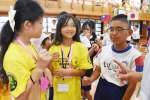じゃんけんゲームで交流する児童＝出水市の野田小学校