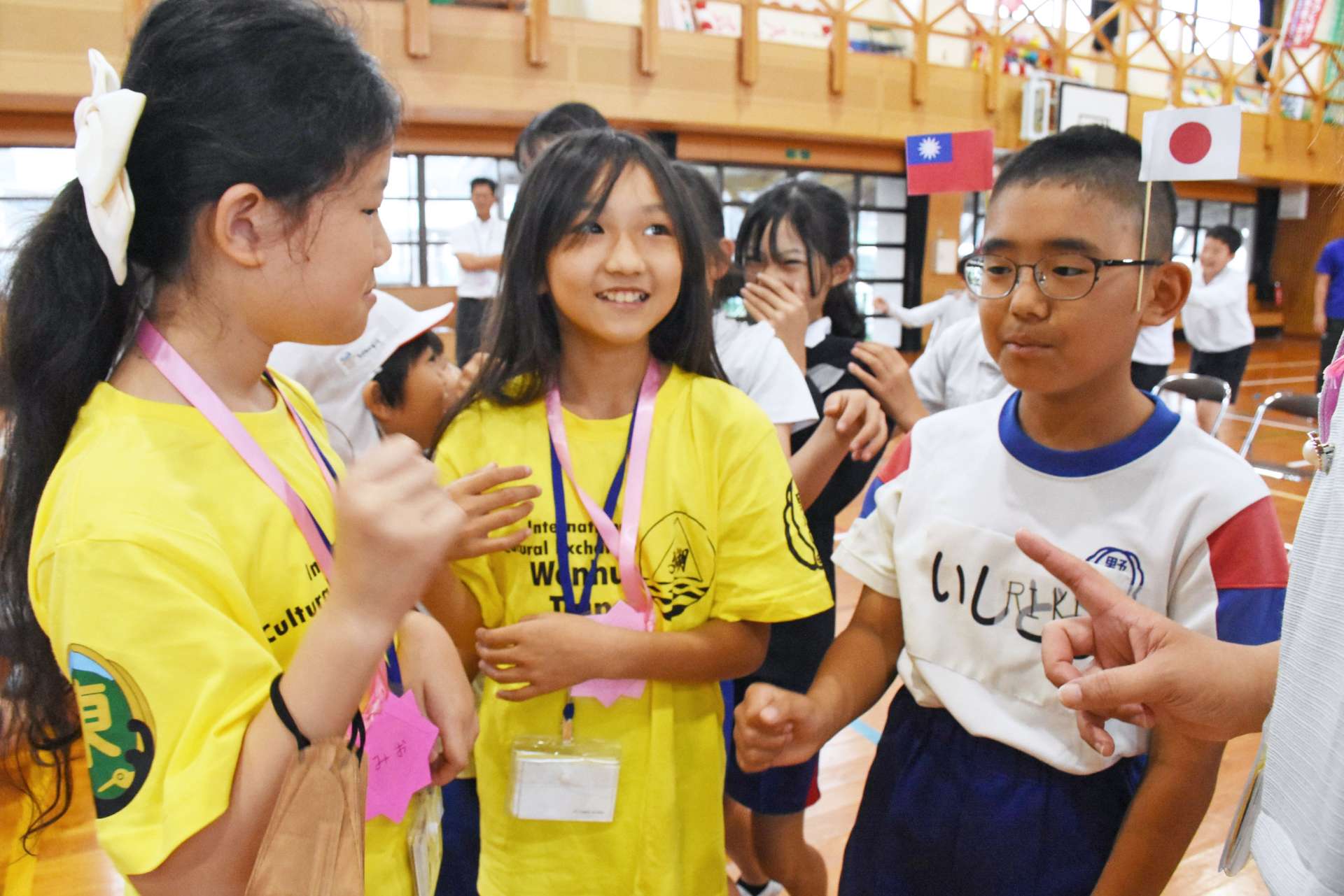 じゃんけんゲームで交流する児童＝出水市の野田小学校